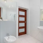 Two-level Modern With Spacious Terrace - Ideal Place For The By Renters アパート