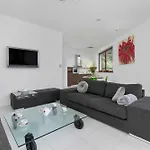 Two-level Modern With Spacious Terrace - Ideal Place For The By Renters アパート
