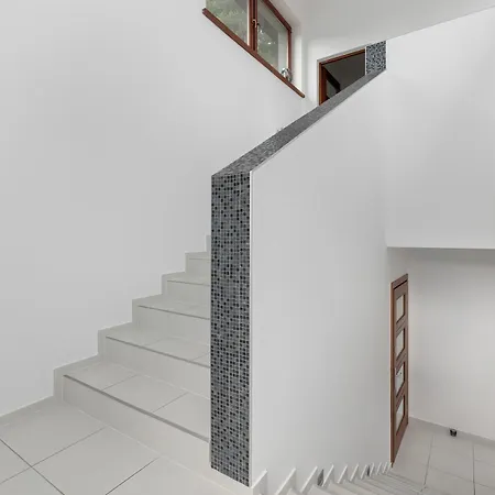 Two-level Modern With Spacious Terrace - Ideal Place For The By Renters アパート *