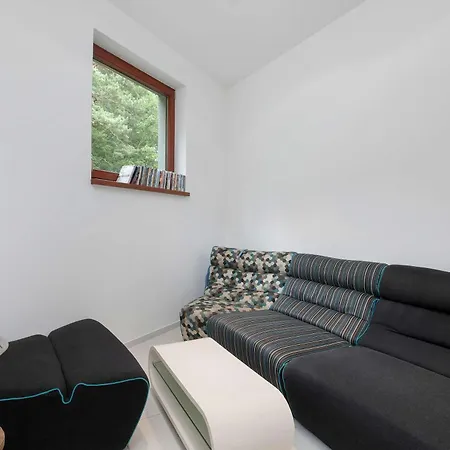 Two-level Modern With Spacious Terrace - Ideal Place For The By Renters *