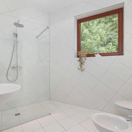 Two-level Modern With Spacious Terrace - Ideal Place For The By Renters