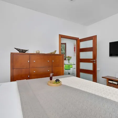 Two-level Modern With Spacious Terrace - Ideal Place For The By Renters *