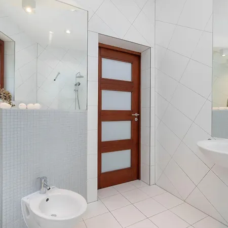 Two-level Modern With Spacious Terrace - Ideal Place For The By Renters Apartamento