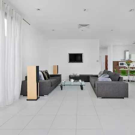 Two-level Modern With Spacious Terrace - Ideal Place For The By Renters アパート