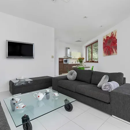 Two-level Modern With Spacious Terrace - Ideal Place For The By Renters アパート