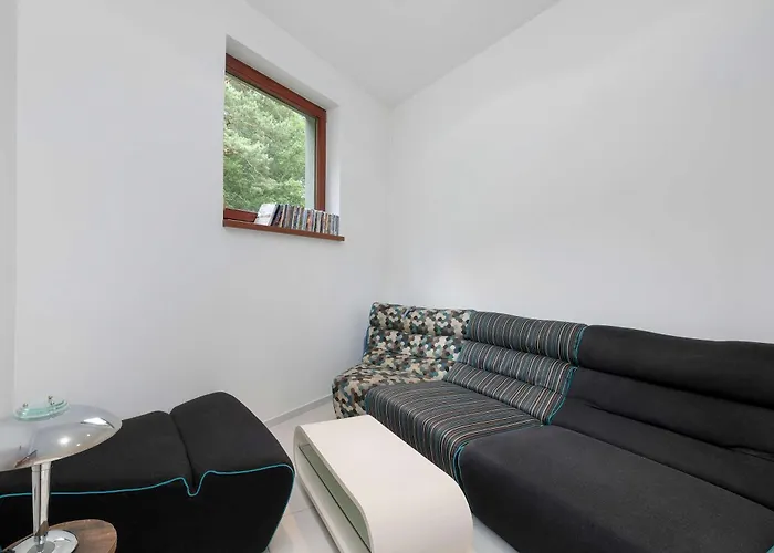 Two-level Modern With Spacious Terrace - Ideal Place For The By Renters *