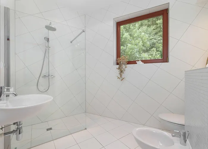 Two-level Modern With Spacious Terrace - Ideal Place For The By Renters