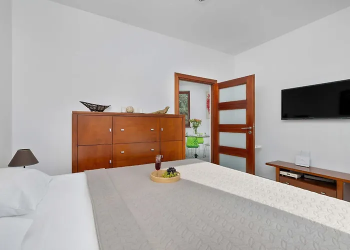 Two-level Modern With Spacious Terrace - Ideal Place For The By Renters *